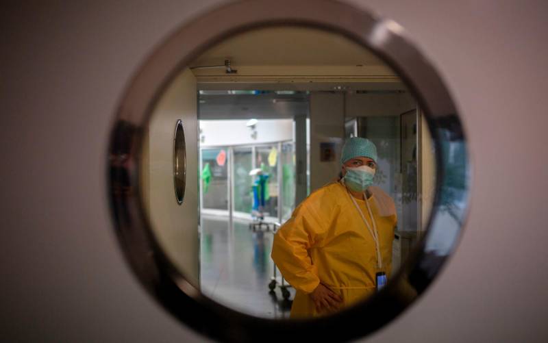 Andalucía sube 60 hospitalizados y supera los 300 ingresos en UCI por coronavirus