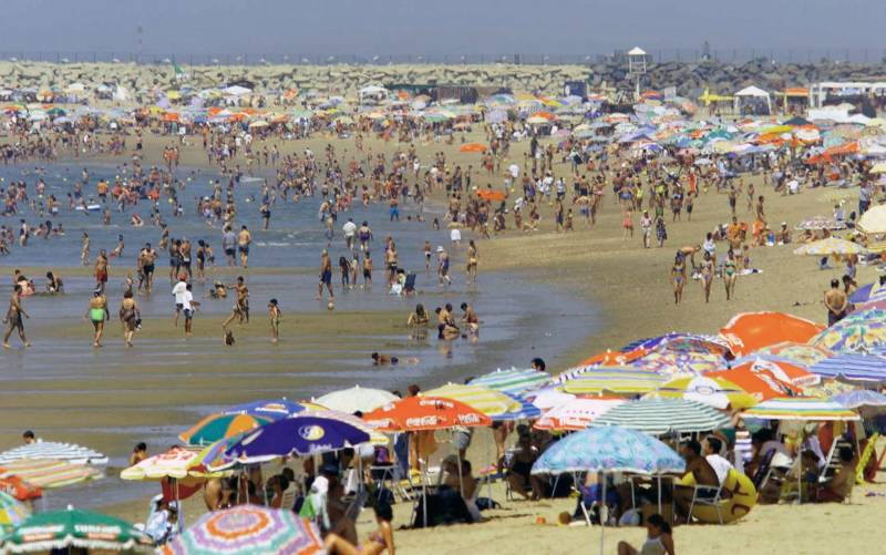 Andalucía lucirá 79 'Banderas azules' en playas este verano, 18 menos que el pasado año