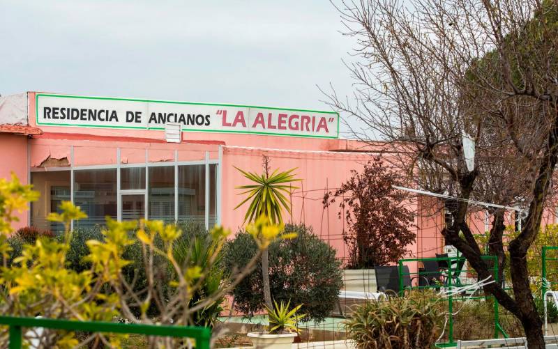 La residencia La Alegría, en Carmona, una de las que ha sido clausurada por la Junta de Andalucía. / EFE