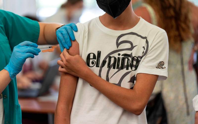 Un menor vacunándose en Córdoba. EFE - Rafael Alcaide