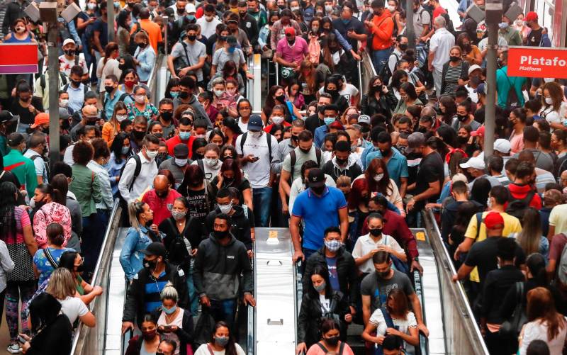 Decenas de pasajeros desembarcan del tren en la estación Luz hoy, en el centro de Sao Paulo (Brasil). Un año después del primer caso de coronavirus. EFE/ Sebastião Moreira