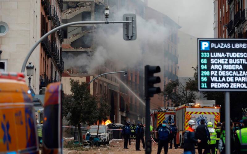 Una fuerte explosión derrumba tres plantas de un edificio en el centro de Madrid
