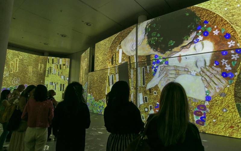 Imagen de la sala donde se proyecta el audiovisual inmersivo. / El Oro de Klimt