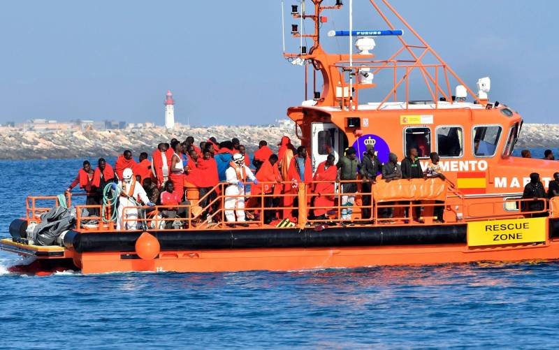 Rescatan a 280 personas de ocho pateras durante este fin de semana en las costas de Andalucía