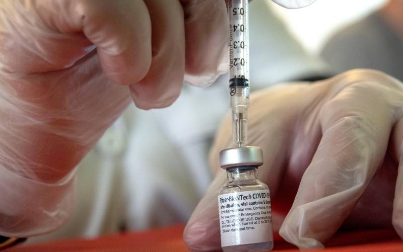 Un sanitario prepara una dosis de la vacuna de Pfizer-BioNTech. / EFE