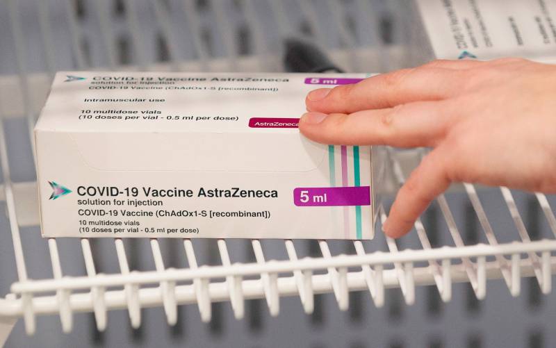 Una caja de vacunas de AstraZeneca . / EFE