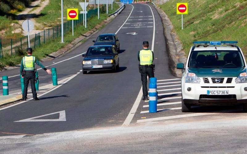 La Guardia Civil realiza un control de carretera. EFE/ Salvador Sas