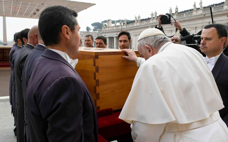 Con Francisco ante el ataúd de Benedicto XVI, acaba la era de los «dos papas»