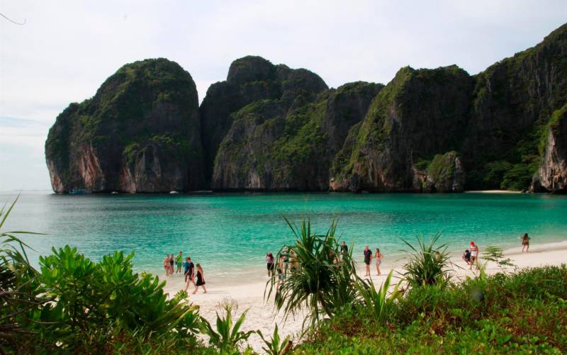 Tailandia ordena la rehabilitación de la bahía dañada por la película “La Playa”