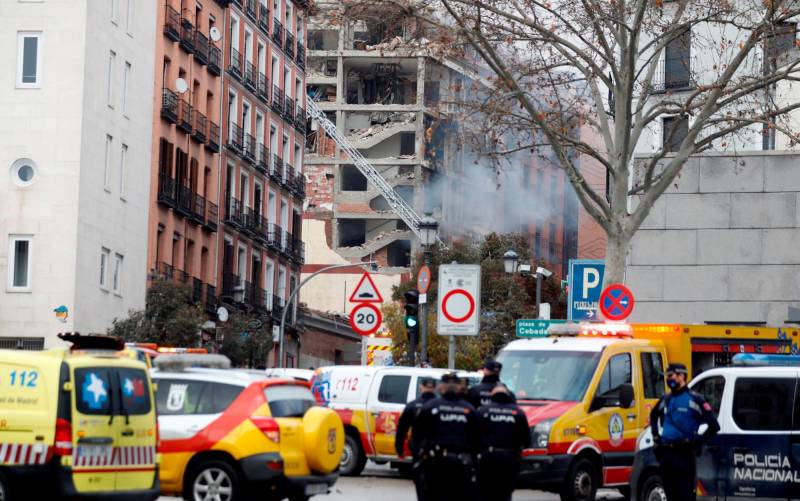 Una fuerte explosión derrumba tres plantas de un edificio en el centro de Madrid