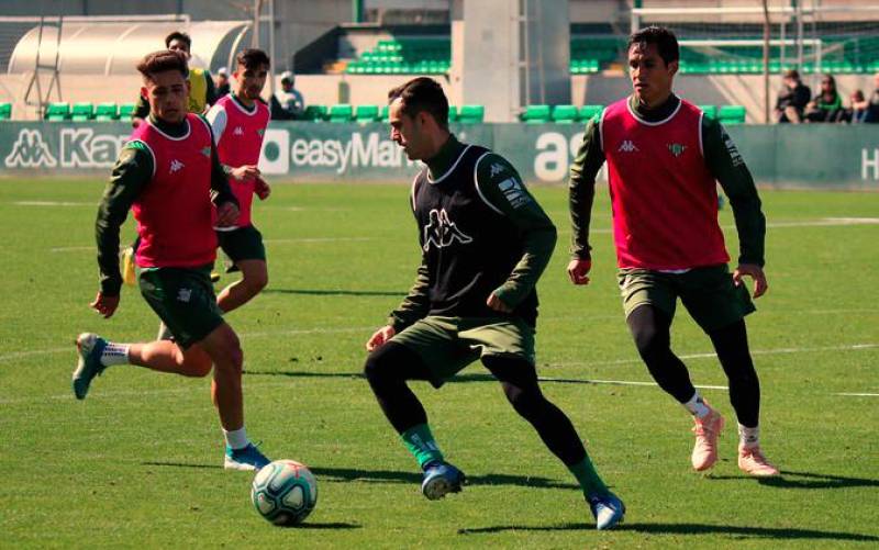 Juanmi se entrena con sus compañeros en la ciudad deportiva del Betis. / RBB