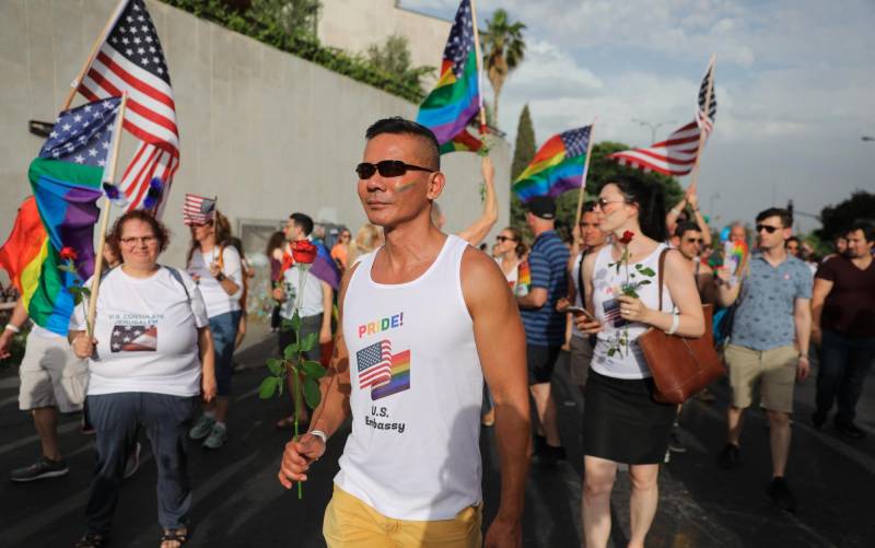 Miembros y simpatizantes de la comunidad LGTB acuden a la celebración del desfile del Orgullo LGTB, este jueves en Jerusalén (Israel). EFE/ Abir Sultan