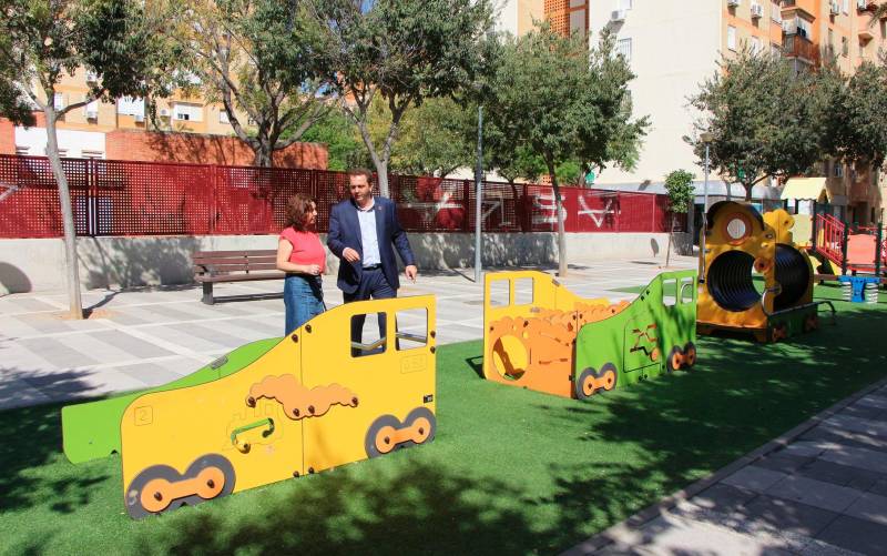 En servicio dos zonas infantiles en Pino Montano con nuevos juegos accesibles