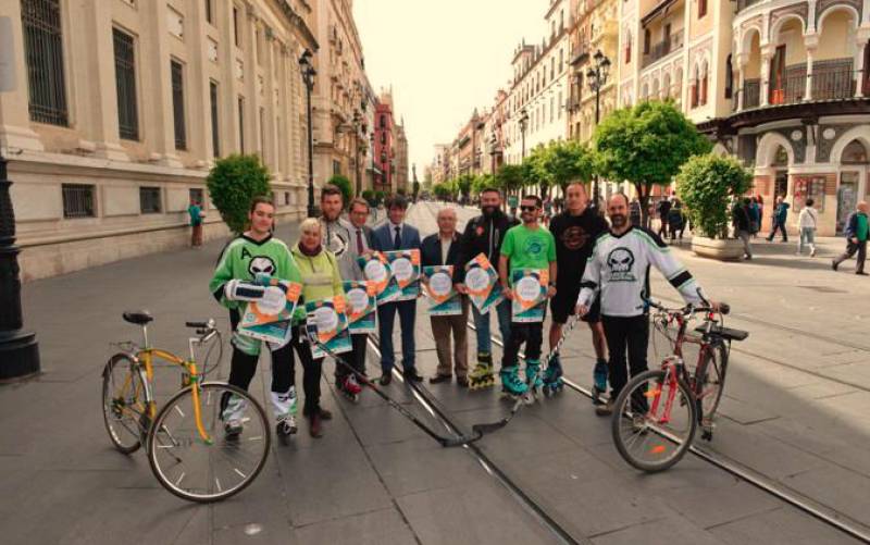 Para participar en ‘Sevilla sobre ruedas’ es necesario hacerlo en bicicleta, patín, skate, patinete u otro vehículo de ruedas sin motor.