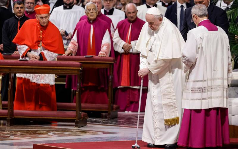 El papa pide a los cardenales huir de la tentación de sentirse «a la altura»