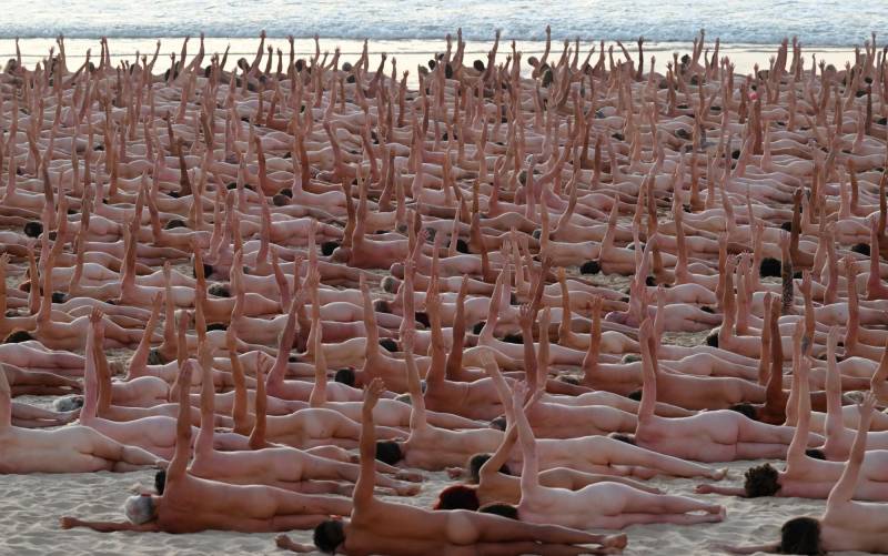 Más de 2.000 desnudos contra el cáncer de piel