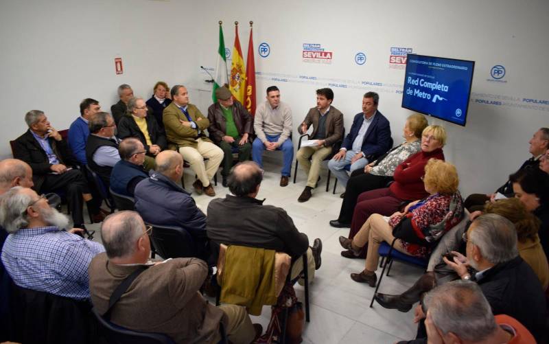 Beltrán Pérez reunido con representates de diferentes asociaciones de vecinos. / El Correo