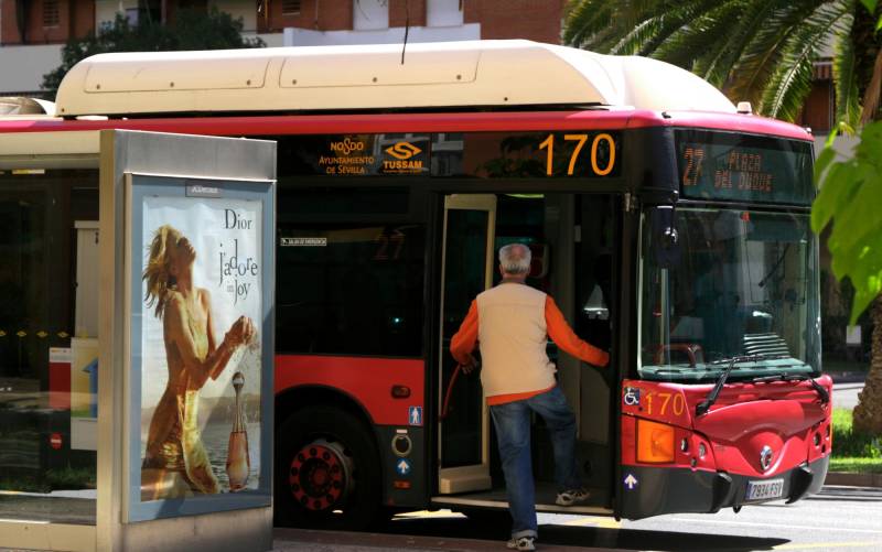 Conductores de Tussam se quejan de las paradas de buses turísticos