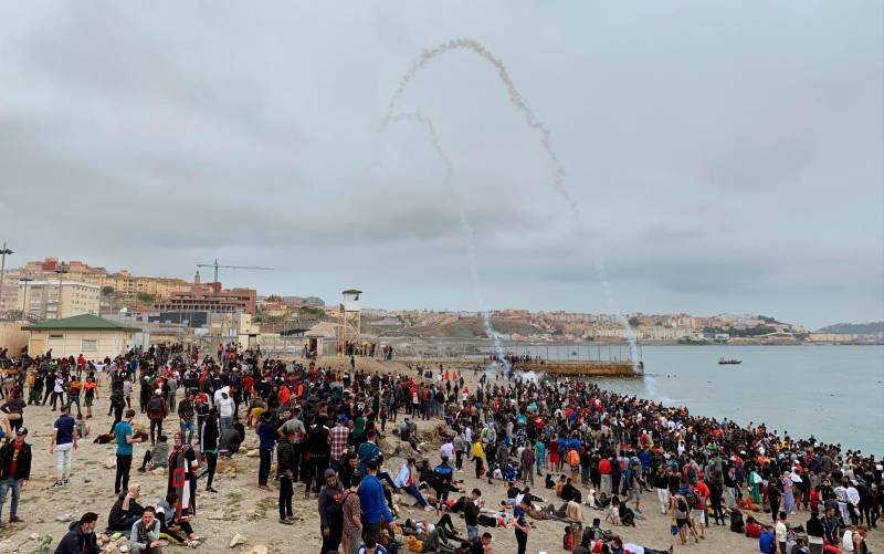 Miles de inmigrantes siguen llegando a Ceuta ante el silencio de Marruecos