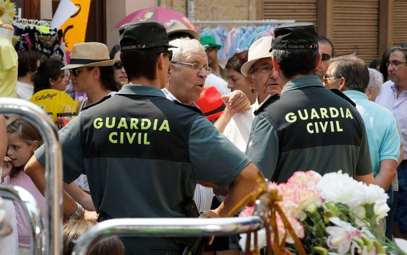 Dos agentes de la Guardia Civil. / El Correo