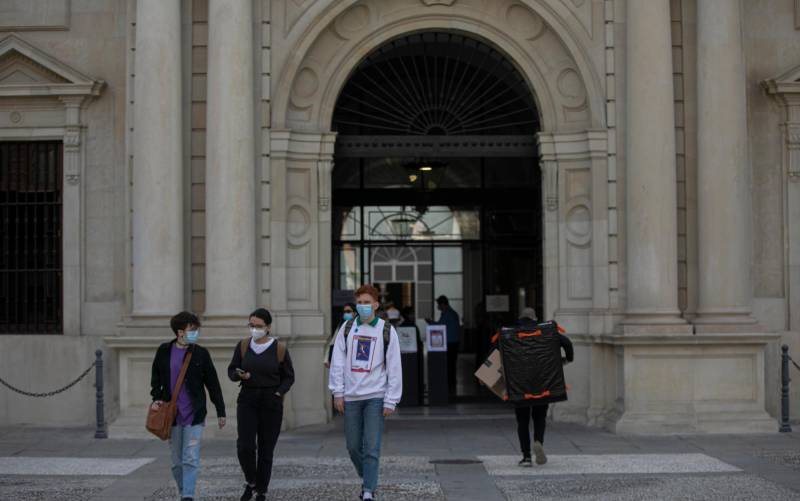 Varios estudiantes en una de las entradas del edificio del Rectorado de la Universidad de Sevilla. / María José López - E.P.