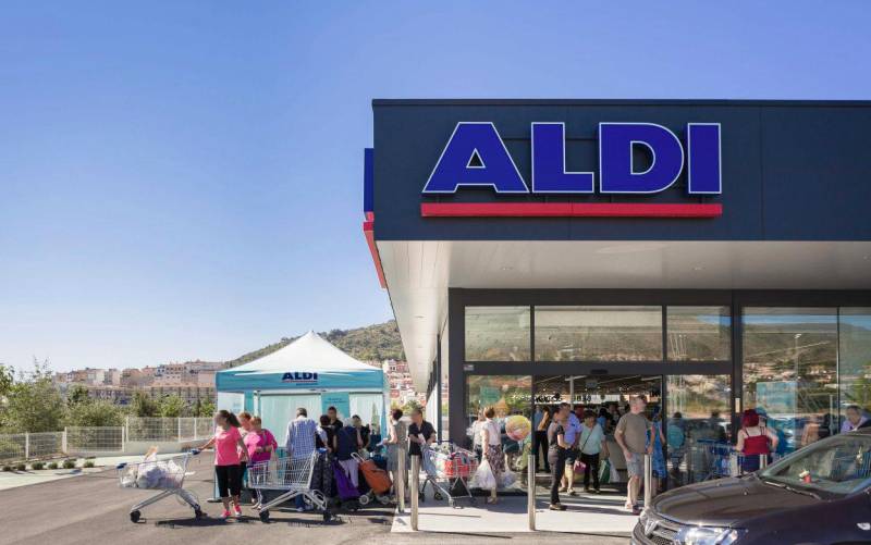Aldi, que está presente en nueve países, desembarcó en España en 2002 y actualmente cuenta con 300 establecimientos y más de 4.000 trabajadores en el mercado nacional. / El Correo