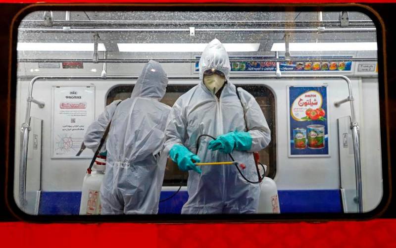Técnicos sanitarios desinfectan el metro de Teherán, Irán, como medida preventiva. 