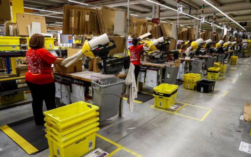 Varios operarios trabajan en una nave de distribución de Amazon en Madrid. EFE / Emilio Naranjo