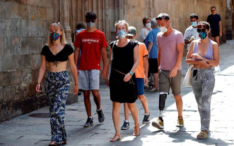 Un grupo de turistas pasea por el barrio gótico de Barcelona. EFE/Toni Albir