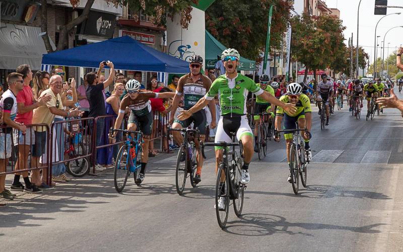 El trofeo ciclista de Los Palacios y Villafranca, a buen ritmo 40 años después
