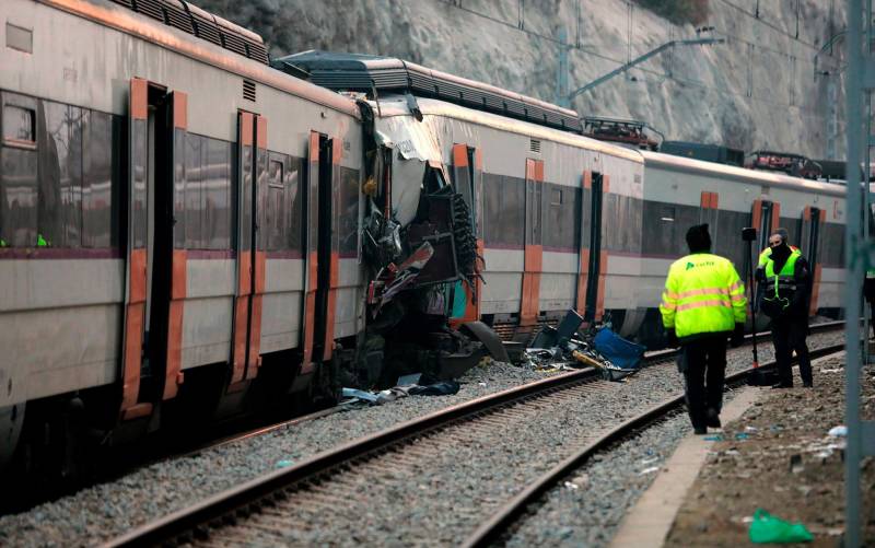 Un muerto y cuatro heridos graves en el choque de dos trenes en Barcelona