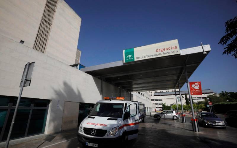Hospital Reina Sofía de Córdoba en el que esta madrugada ha fallecido un joven de 17 años que ingresó ayer a mediodía a causa de un golpe de calor que sufrió cuando estaba trabajando en el campo. EFE/Salas