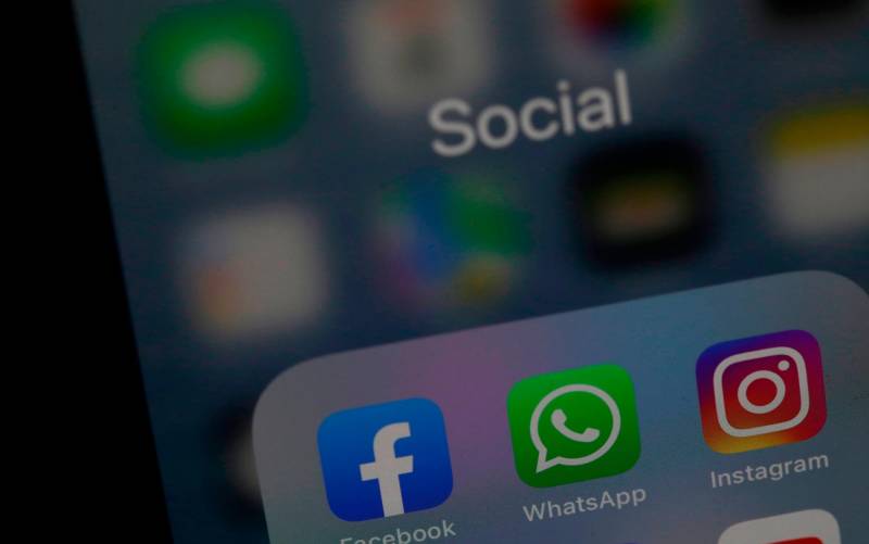 Los íconos de Facebook, WhatsApp e Instagram se ven en un dispositivo móvil el 4 de octubre de 2021. EFE/EPA/ANDREJ CUKIC