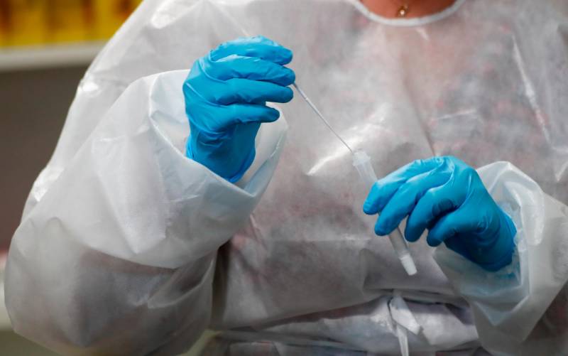 Un trabajadora sanitaria sostiene un test de antígenos. E.P.