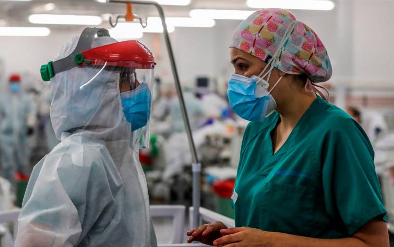 Personal sanitario durante su jornada de trabajo en una planta del Hospital Puerta de Hierro de Madrid. EFE/JuanJo Martín