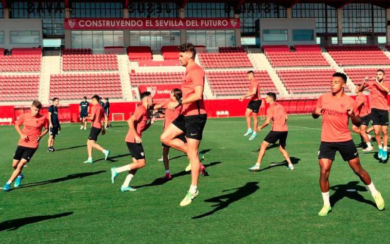 El Sevilla se entrena en la ciudad deportiva un día antes de enfrentarse al Éibar. / SFC