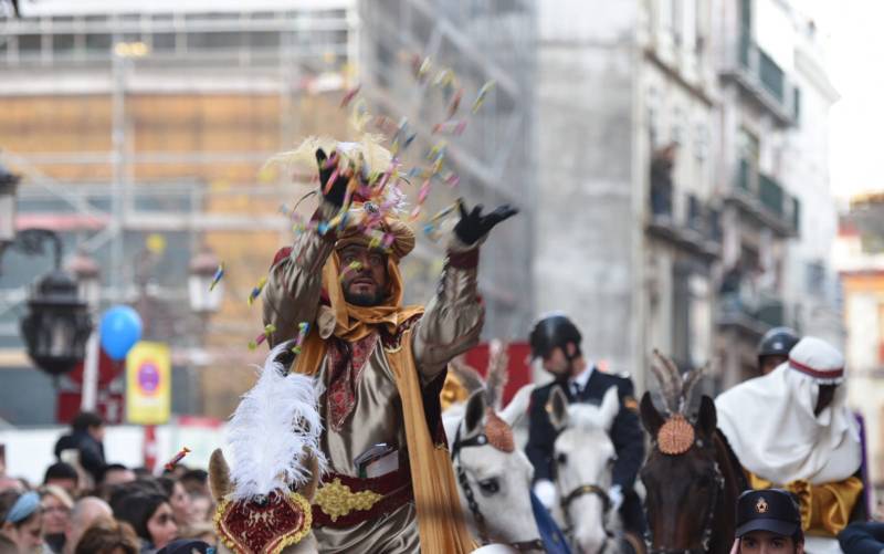 Fotos | El Heraldo Real recorre las calles de Sevilla