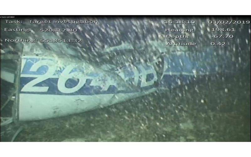 Imagen que muestra los restos del avión N264DB en el que viajaba Emiliano Sala. EFE/ AAIB