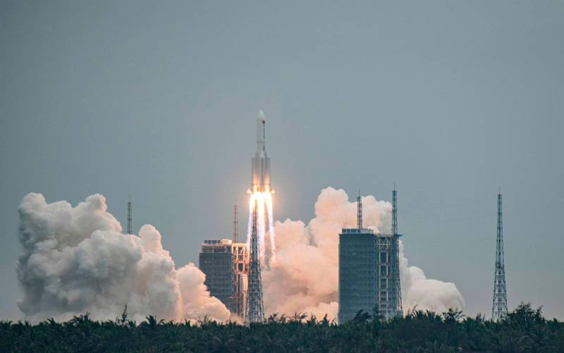 Un enorme cohete chino cae fuera de control a la Tierra