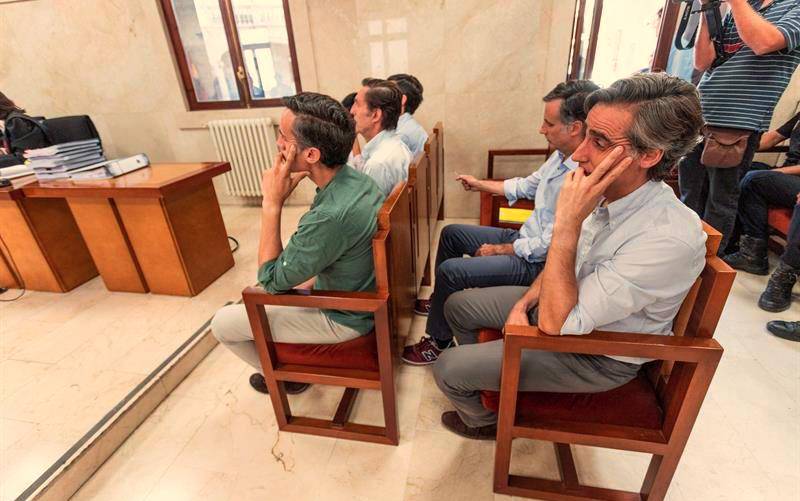 Los hermanos Ruiz-Mateos sentados en el banquillo de los acusados en la sala 2ª de la Audiencia provincial de Palma de Mallorca. / EFE