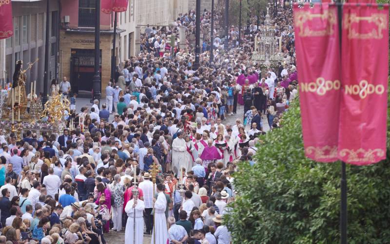 Los sevillanos se reencuentran con la procesión del Corpus en una jornada de estrenos marcada por el calor