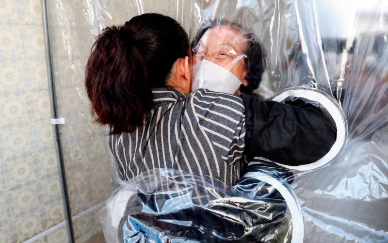 Así abrazan a sus ancianos en uno de los países más afectados por el virus