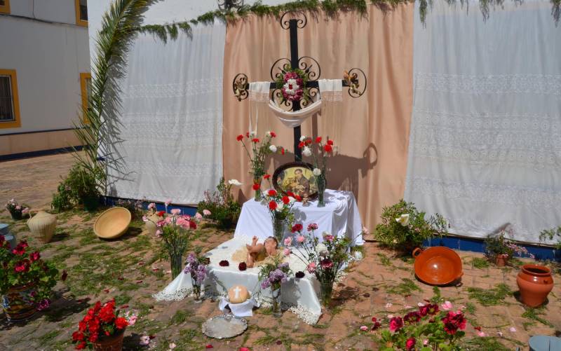 La tradición y la belleza se dan cita en las Cruces de Mayo de El Pedroso
