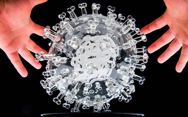 Una escultura en cristal del coronavirus (COVID-19), por Luke Jerram. Es un millón de veces más grande que el virus. / EFE