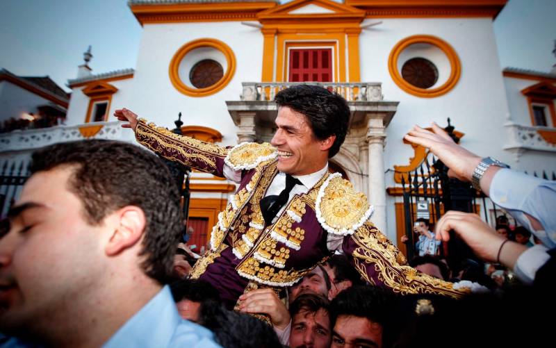 Pablo Aguado saliendo de la Puerta del Principe. / Toromedia-Arjona