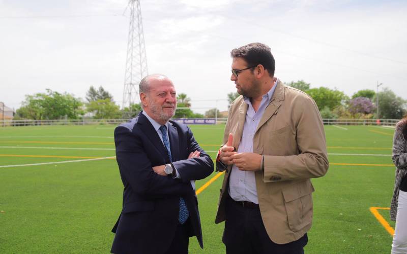 El presidente de la Diputación, Fernando Rodríguez Villalobos, visita en Guillena obras apoyadas por la entidad provincial