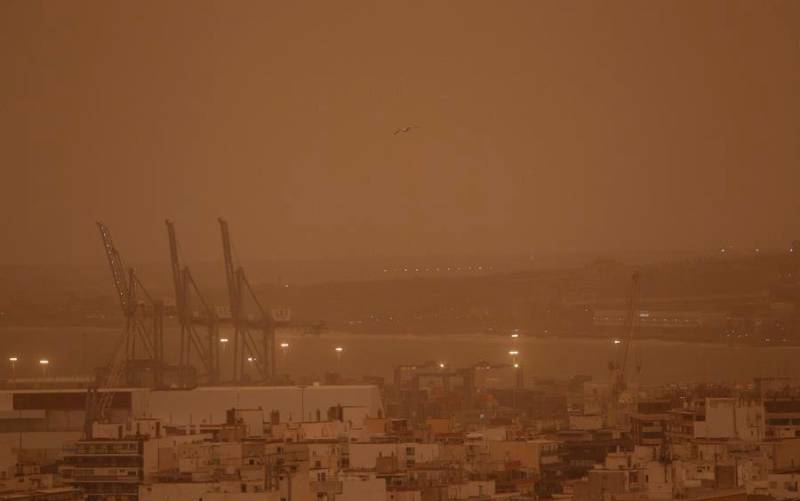 Vista del puerto de Alicante este lunes bajo los efectos de un excepcional episodio de polvo en suspensión procedente del desierto del Sáhara. EFE/ Morell