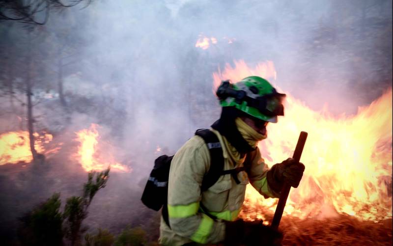 Medios aéreos reanudan la lucha contra el fuego de Málaga: 7.400 hectáreas quemadas