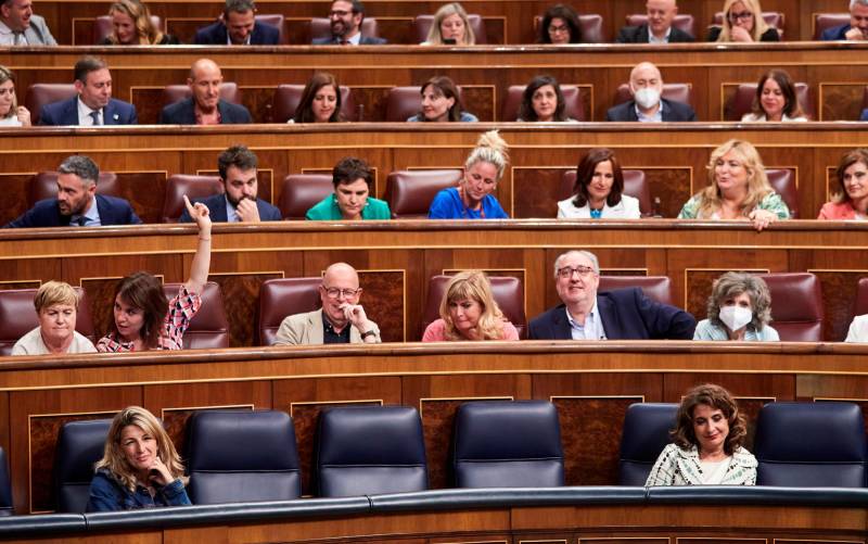 El PSOE reacciona a la derrota andaluza con una hiperactividad legislativa
