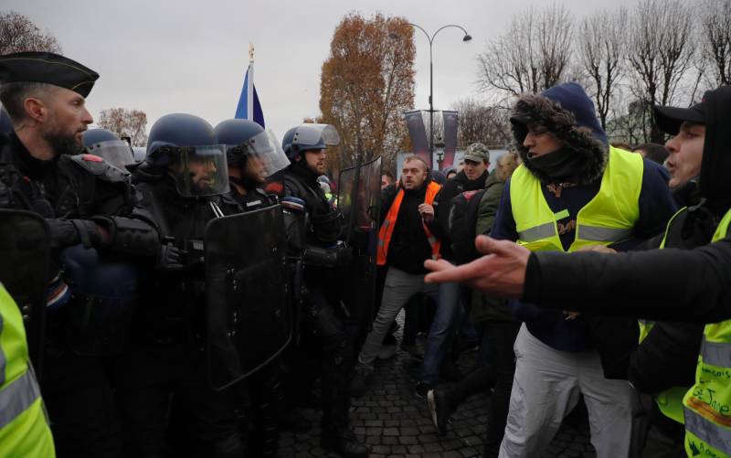 Enfrentamientos entre manifestantes y fuerzas del orden en París